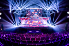 电竞主持人王诗蒙“别学会挨揍”言论引发热议：新手教育与电竞文化思考